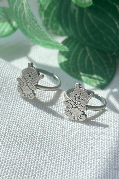     925 silver teddy bear-inspired toe ring pair displayed on white linen fabric